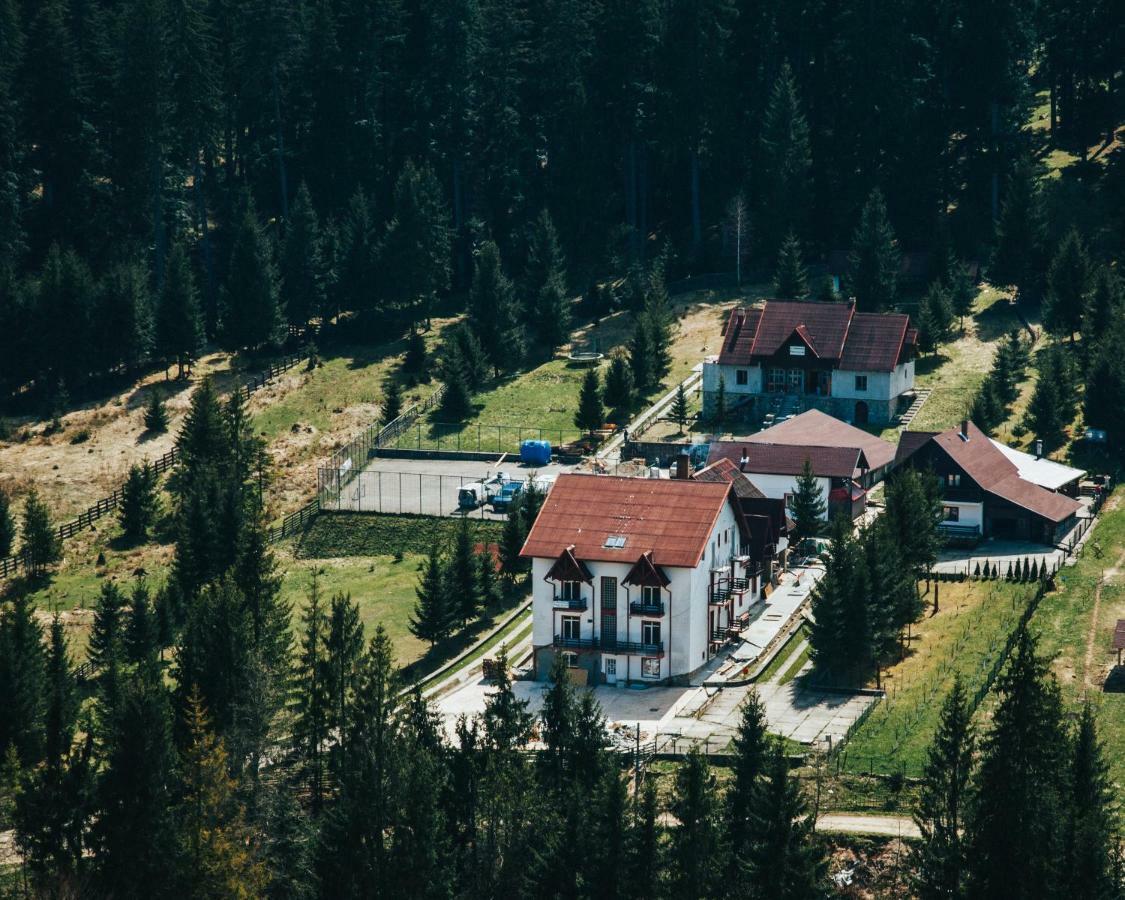 Hotel Floare De Colt Мэнэстиря-Гуморулуй Экстерьер фото