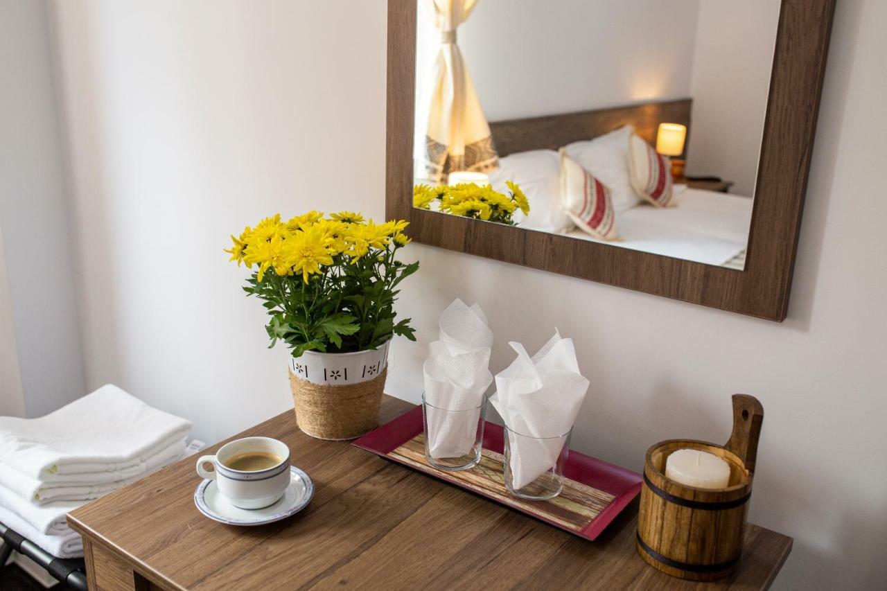 Hotel Floare De Colt Мэнэстиря-Гуморулуй Экстерьер фото
