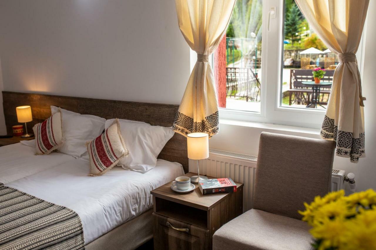 Hotel Floare De Colt Мэнэстиря-Гуморулуй Экстерьер фото